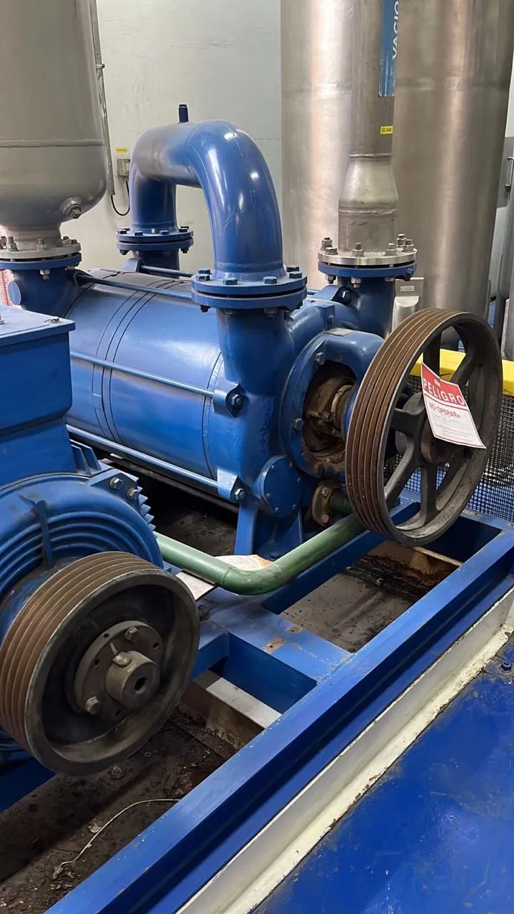 Bomba industrial azul y sistema de transmisión por poleas